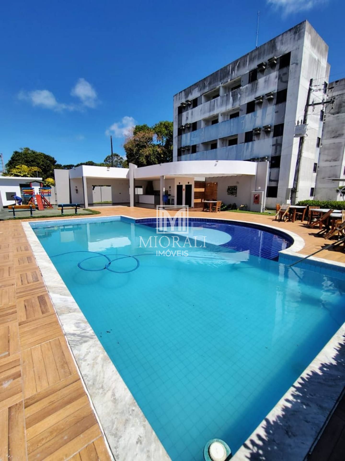 Apartamento com suíte no Antares em condomínio fechado