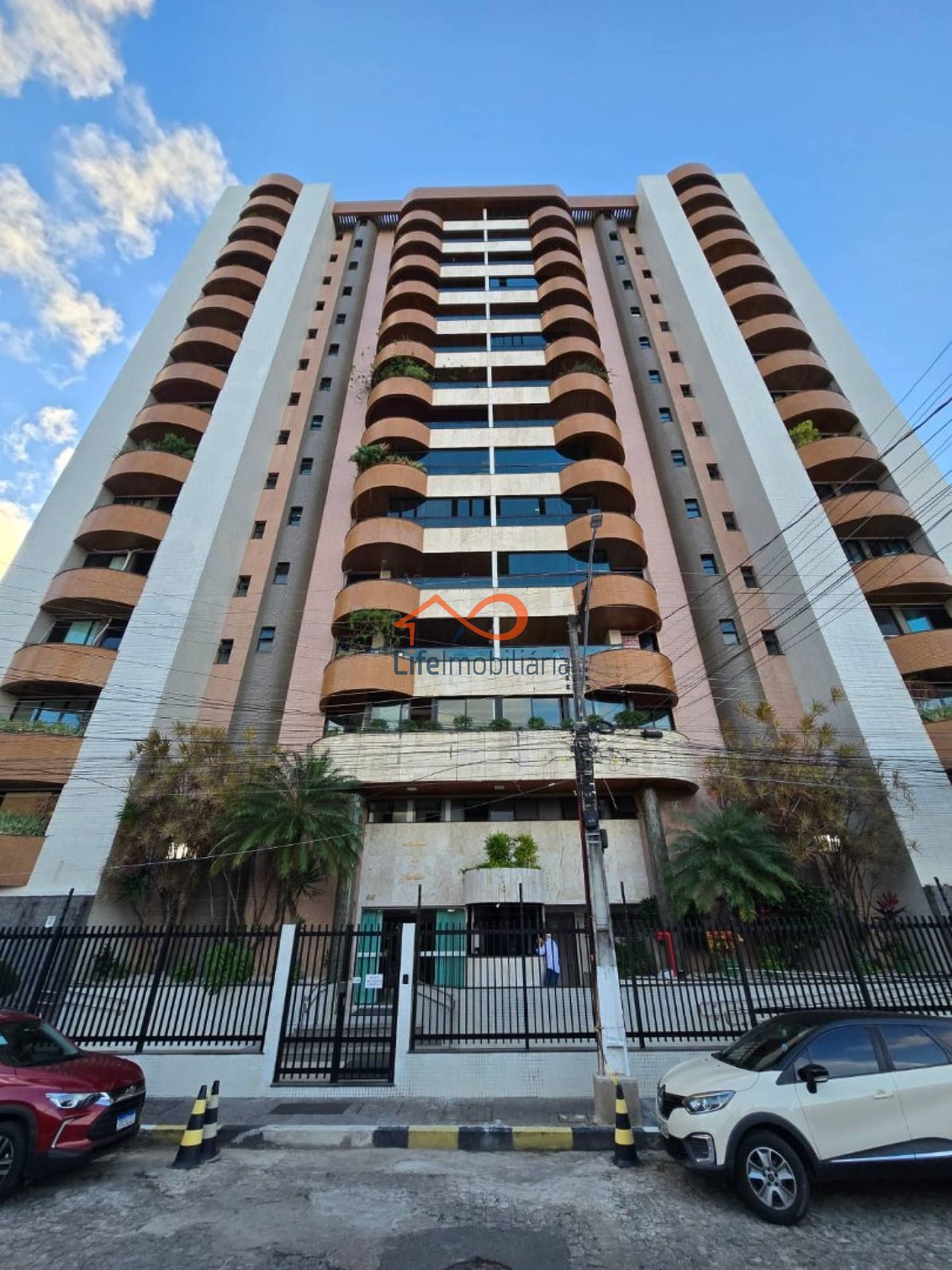 Fantástico Apartamento à Venda no Edifícil Mansão dos Jardins - 03 Andar, 02 Vagas de Garagem, 04 Quartos Sendo 02 Suítes no Bairro Grageru