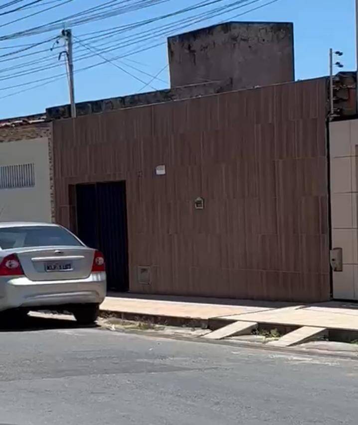 Casa com 3/4 sendo uma suite proximo ao terminal