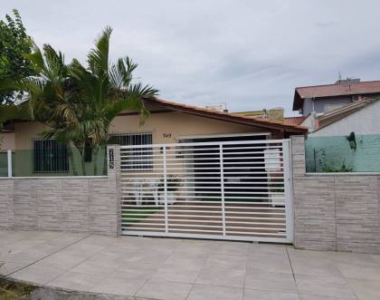 Casa com Edícula no Centro de Penha – Conforto e Exclusividade a 800m da Praia