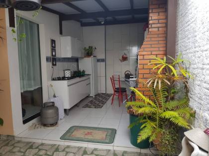 Casa com Edícula no Centro de Penha – Conforto e Exclusividade a 800m da Praia