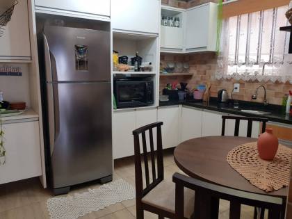 Casa com Edícula no Centro de Penha – Conforto e Exclusividade a 800m da Praia