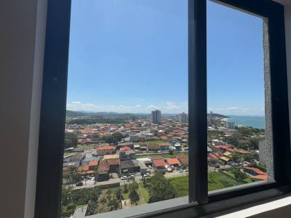 Apartamento com Vista para o Mar e Área de Lazer Completa