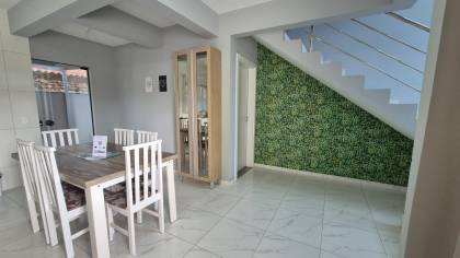 SOBRADO MOBILIADO A 950 METROS DA PRAIA