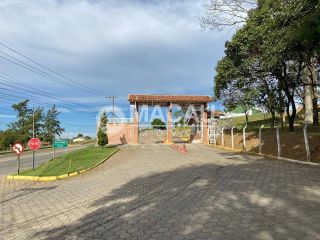 Casa em Residencial Fechado c/ Portaria 24 Hrs. e Muita Beleza Natural!