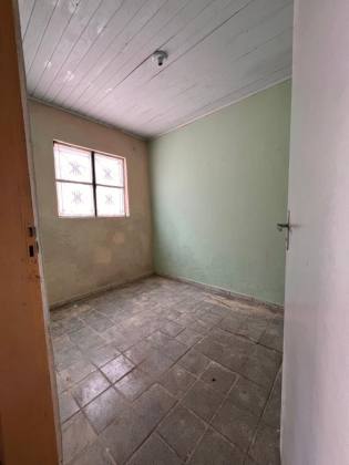 Casa perto da Feirinha do Cleto sendo 2/4 e uma suíte