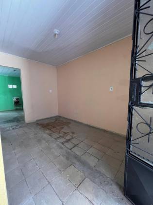 Casa perto da Feirinha do Cleto sendo 2/4 e uma suíte