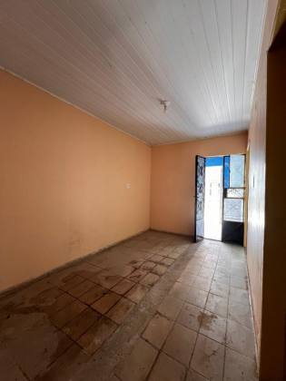 Casa perto da Feirinha do Cleto sendo 2/4 e uma suíte