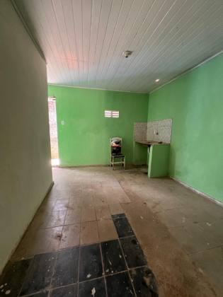 Casa perto da Feirinha do Cleto sendo 2/4 e uma suíte