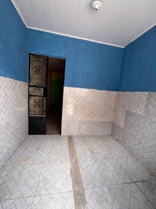 Casa perto da Feirinha do Cleto sendo 2/4 e uma suíte