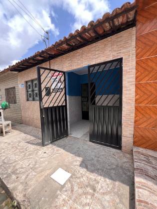 Casa perto da Feirinha do Cleto sendo 2/4 e uma suíte