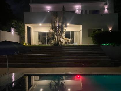 Casa de Condomínio Para Vender com 4 quartos 3 suítes no bairro Estrada do Côco em Camaçari