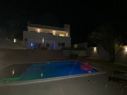 Casa de Condomínio Para Vender com 4 quartos 3 suítes no bairro Estrada do Côco em Camaçari