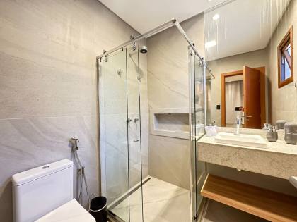 Casa de Condomínio Para Vender com 5 quartos 5 suítes no bairro Praia do Forte em Mata De São João