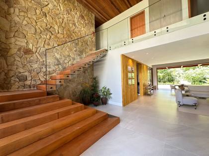 Casa de Condomínio Para Vender com 5 quartos 5 suítes no bairro Praia do Forte em Mata De São João