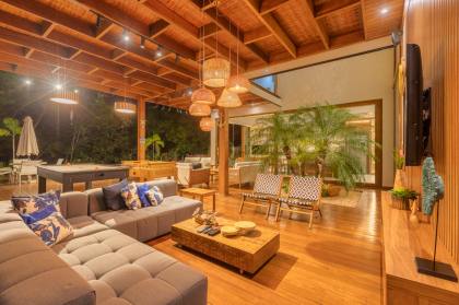 Casa de Condomínio Para Vender com 5 quartos 5 suítes no bairro Praia do Forte em Mata De São João