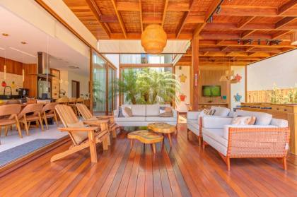 Casa de Condomínio Para Vender com 5 quartos 5 suítes no bairro Praia do Forte em Mata De São João