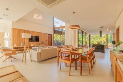 Casa de Condomínio Para Vender com 5 quartos 5 suítes no bairro Praia do Forte em Mata De São João