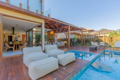 Casa de Condomínio Para Vender com 5 quartos 5 suítes no bairro Praia do Forte em Mata De São João