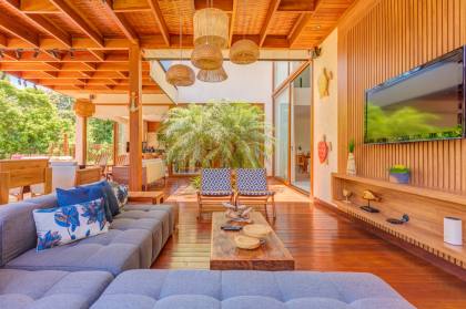 Casa de Condomínio Para Vender com 5 quartos 5 suítes no bairro Praia do Forte em Mata De São João