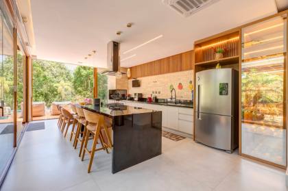 Casa de Condomínio Para Vender com 5 quartos 5 suítes no bairro Praia do Forte em Mata De São João