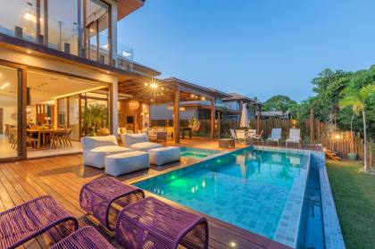 Casa de Condomínio Para Vender com 5 quartos 5 suítes no bairro Praia do Forte em Mata De São João