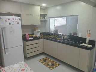 Casa 04 quartos com 03 suítes em Buraquinho