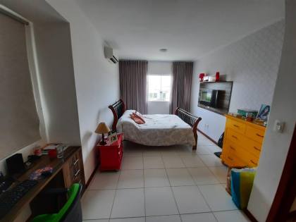 Casa de Condomínio Para Vender com 5 quartos 3 suítes no bairro Alphaville II em Salvador