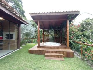 Casa de Condomínio Para Alugar com 4 quartos 4 suítes no bairro Praia do Forte em Mata De São João