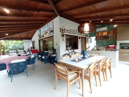 Casa de Condomínio Para Alugar com 4 quartos 4 suítes no bairro Praia do Forte em Mata De São João