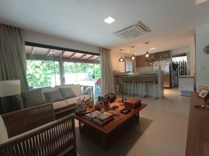 Casa de Condomínio Para Alugar com 4 quartos 4 suítes no bairro Praia do Forte em Mata De São João