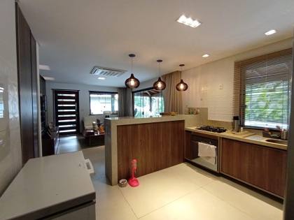 Casa de Condomínio Para Alugar com 4 quartos 4 suítes no bairro Praia do Forte em Mata De São João