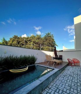 Casa de Condomínio 4/4 e 2 suítes Piscina Privativa Vila de Abrantes