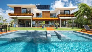 Casa de Condomínio Para Vender pé na areia na Praia do Forte. Com 800m² de área útil e 8 suítes.