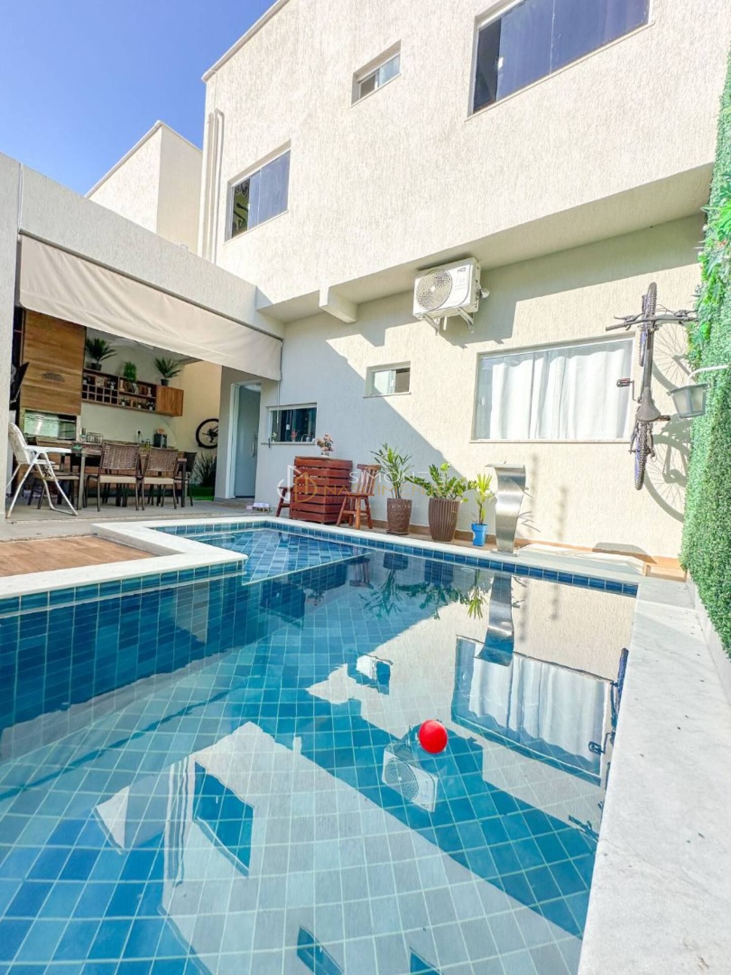 Casa de Condomínio 4 suítes  Buraquinho