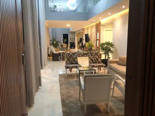 Casa à venda em Alphaville ll com 5 suítes e 8 vagas.