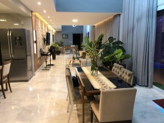 Casa à venda em Alphaville ll com 5 suítes e 8 vagas.