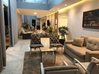 Casa à venda em Alphaville ll com 5 suítes e 8 vagas.