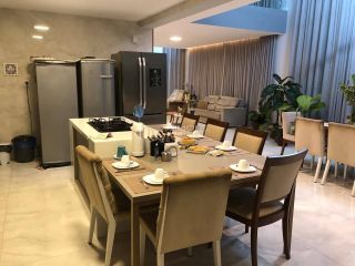 Casa à venda em Alphaville ll com 5 suítes e 8 vagas.