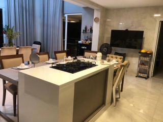 Casa à venda em Alphaville ll com 5 suítes e 8 vagas.