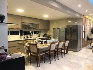 Casa à venda em Alphaville ll com 5 suítes e 8 vagas.