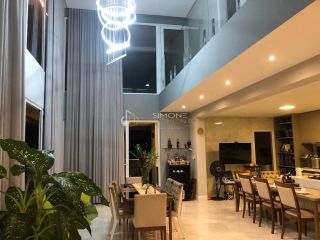 Casa à venda em Alphaville ll com 5 suítes e 8 vagas.