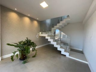 Casa à venda em Alphaville ll com 5 suítes e 8 vagas.