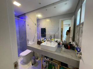 Casa à venda em Alphaville ll com 5 suítes e 8 vagas.