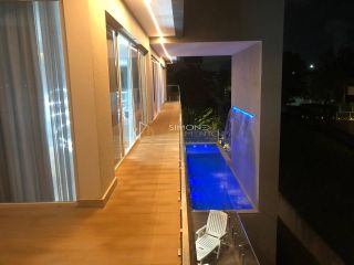 Casa à venda em Alphaville ll com 5 suítes e 8 vagas.