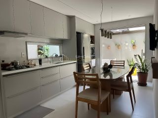 Casa Triplex em Vilas do Atlântico – Alto Padrão