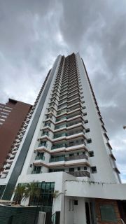 Bellíssimo apartamento, alto padrão, 4/4 com 4 suites, 4 garagens e infra completa com quadra de Squash: Caminho das Árvores