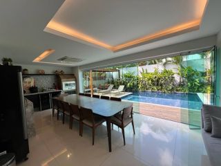 Casa de alto padrão em Alphaville II, com 6 quartos, área gourmet, piscina, 500 m² construídos e infraestrutura completa de lazer e segurança.