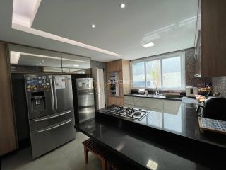 Casa de alto padrão em Alphaville II, com 6 quartos, área gourmet, piscina, 500 m² construídos e infraestrutura completa de lazer e segurança.