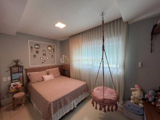 Casa de alto padrão em Alphaville II, com 6 quartos, área gourmet, piscina, 500 m² construídos e infraestrutura completa de lazer e segurança.